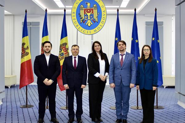 Reprezentanții Institutului Național de Administrație și Management Public și ai Cancelariei de Stat, reuniți în cadrul unei ședințe de planificare strategică, în fața drapelelor Republicii Moldova și ale Uniunii Europene, marcând cooperarea instituțională pentru dezvoltarea profesională și modernizarea administrației publice în anul 2026