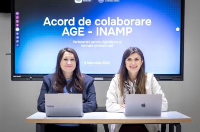 Reprezentantele Institutului Național de Administrație și Management Public și Agenției de Guvernare Electronică, așezate la masă în cadrul evenimentului de semnare a acordului de colaborare, cu ecranul de prezentare „Acord de colaborare AGE – INAMP” afișat în fundal.