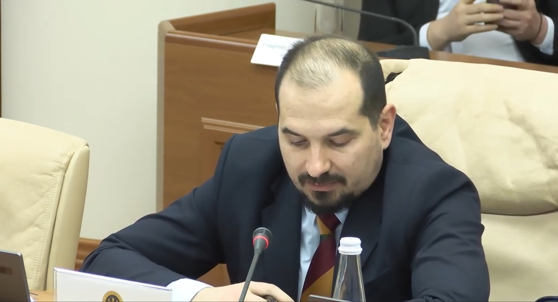 Reprezentant al Guvernului Republicii Moldova intervenind în cadrul Ședinței Guvernului, în contextul aprobării Planului de formare și dezvoltare profesională a personalului din autoritățile publice pentru anul 2026, document strategic coordonat de INAMP.